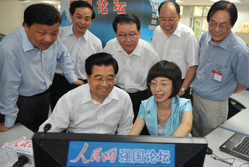 2008年6月20日，胡錦濤同志考察人民日報社時，通過人民網(wǎng)強國論壇同網(wǎng)民在線交流。