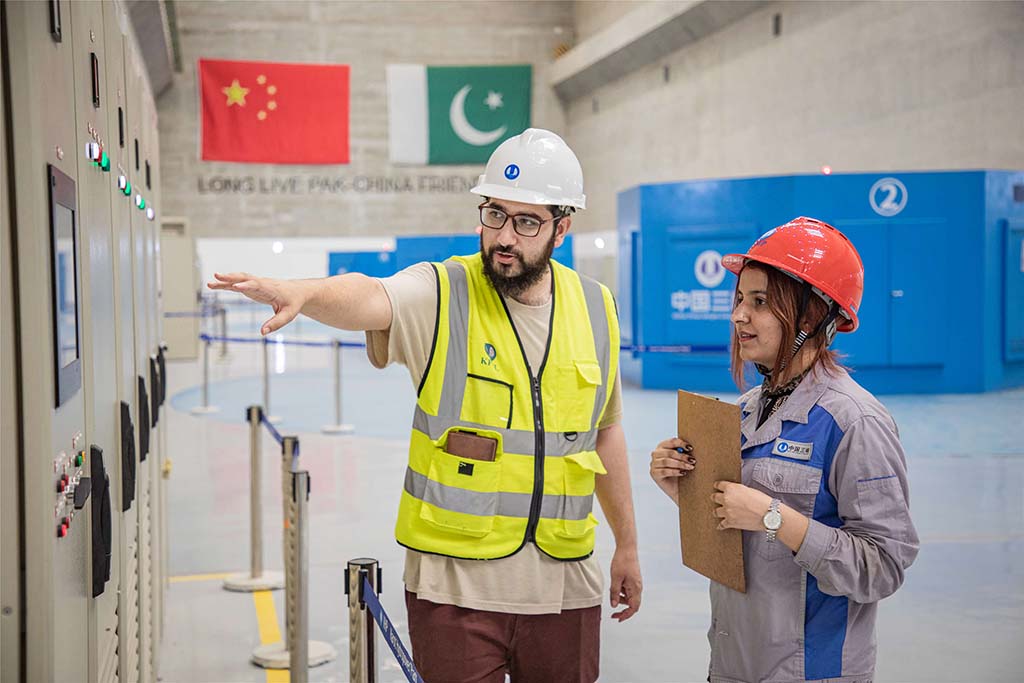 7月14日，巴方工作人員在卡洛特水電站-地下電廠檢查數(shù)據(jù)。 （人民網(wǎng)記者 薛丹攝）