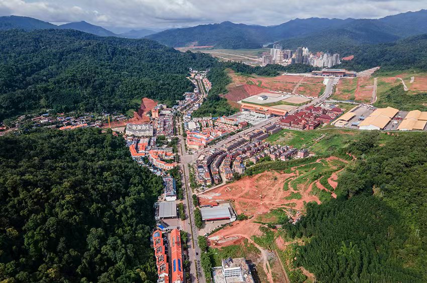 磨憨口岸俯瞰，右前方高層白色建筑群為老撾境內(nèi)。人民網(wǎng)記者 符皓攝
