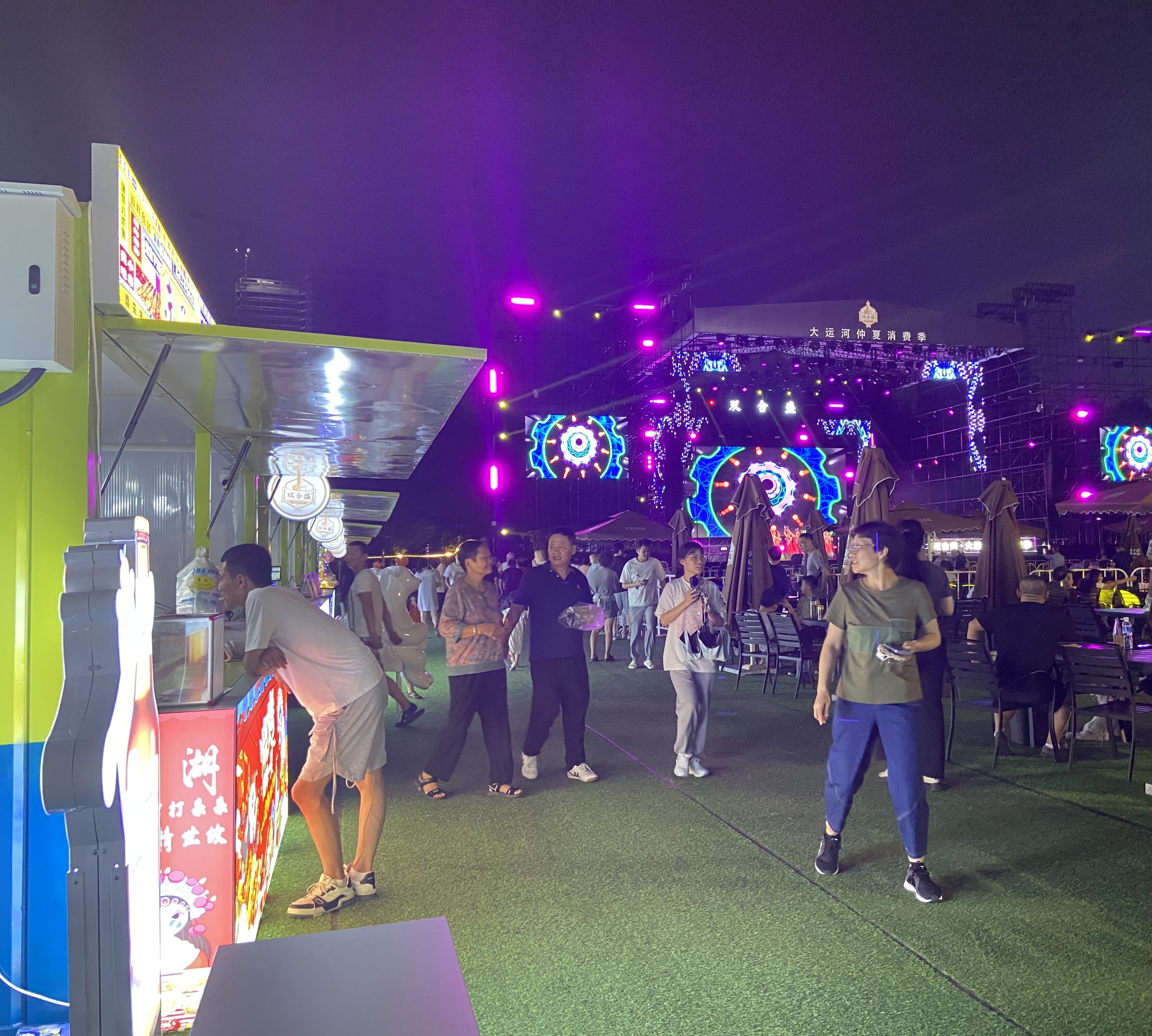 8月16日，游客在大運(yùn)河仲夏消費(fèi)季現(xiàn)場(chǎng)觀看演出、品嘗美食。人民網(wǎng) 馮春昉攝