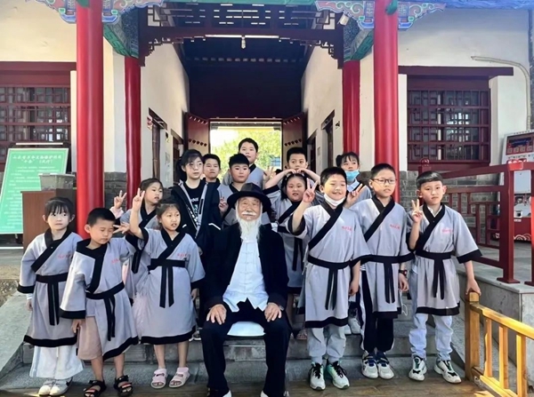 聽孔廟歷史見證人——白胡子爺爺講述臨沂城過去的故事。臨沂市博物館供圖