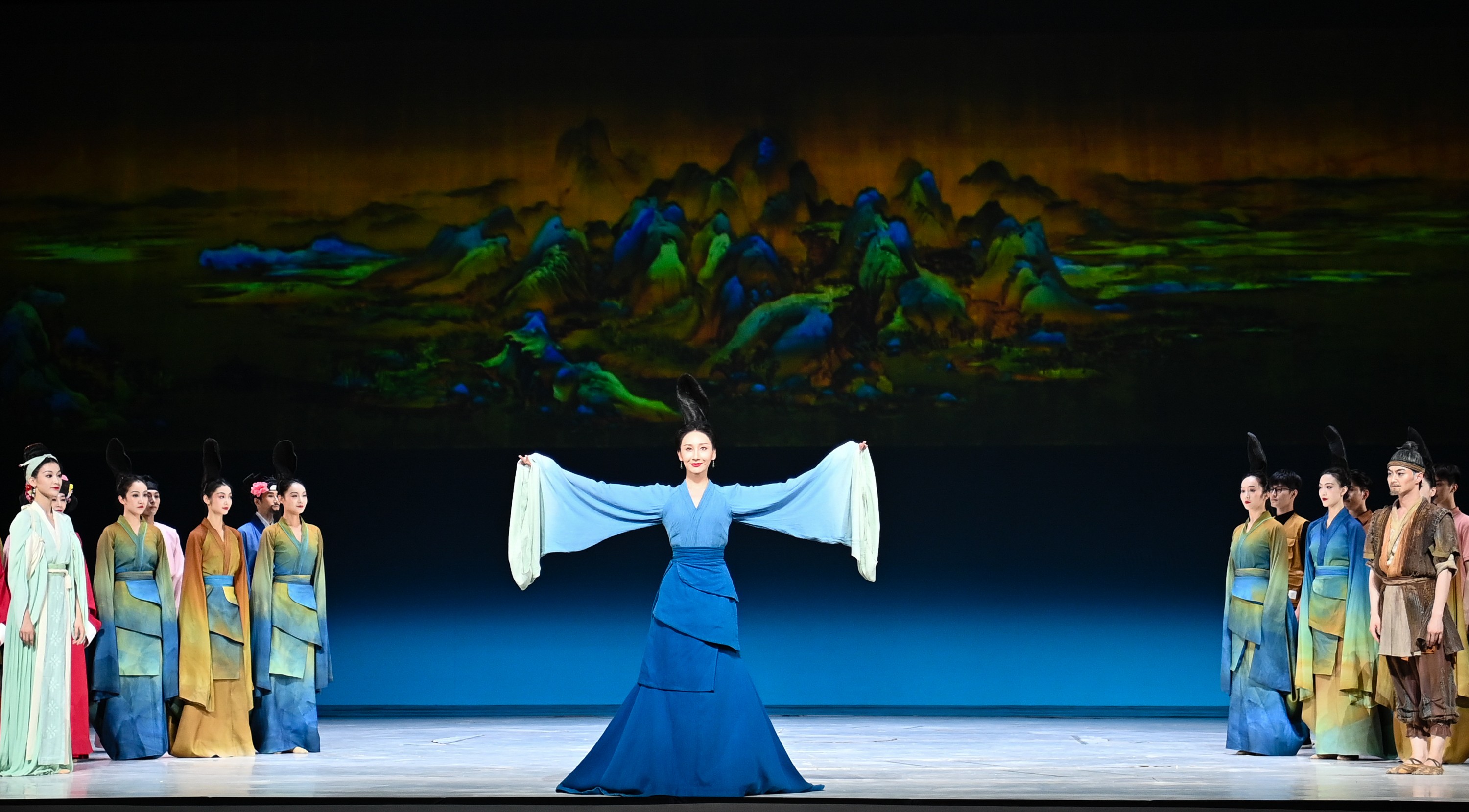 2023年7月20日，中國東方演藝集團(tuán)演員在烏魯木齊文化中心大劇院表演舞蹈詩劇《只此青綠》。新華社記者 李響 攝