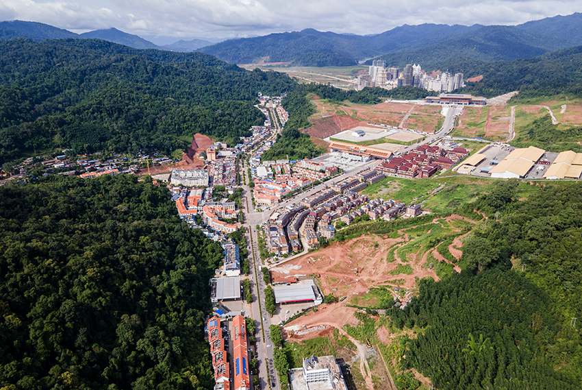 磨憨口岸俯瞰，右前方高層白色建筑群為老撾境內(nèi)。人民網(wǎng)記者 符皓攝