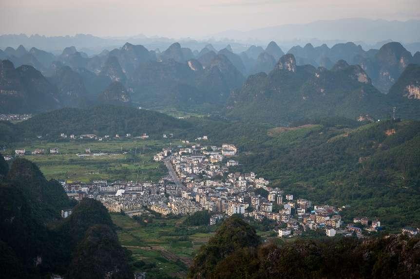 廣西層巒疊嶂，郁郁蔥蔥。 人民網(wǎng) 嚴(yán)立政攝