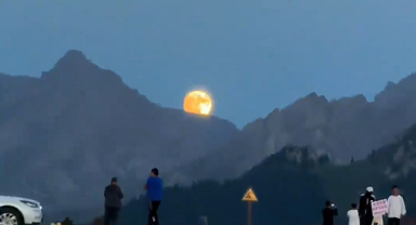 明月出天山 在新疆拍到超大圓月
