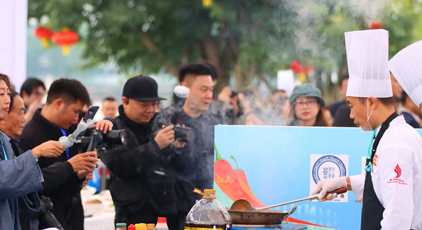 四川樂(lè)山：第八屆世界川菜大會(huì)開(kāi)幕