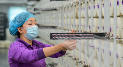新疆呼圖壁：紡織企業(yè)生產(chǎn)忙