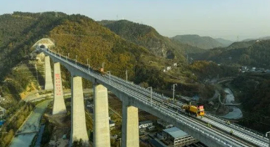 西安至十堰高速鐵路全線鋪軌貫通