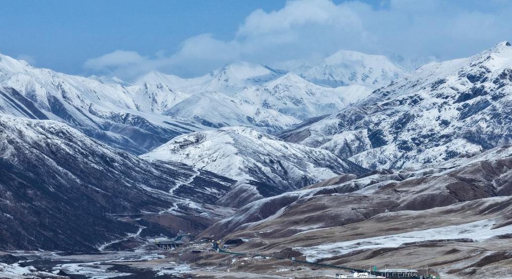 青海果洛：春雪映群山