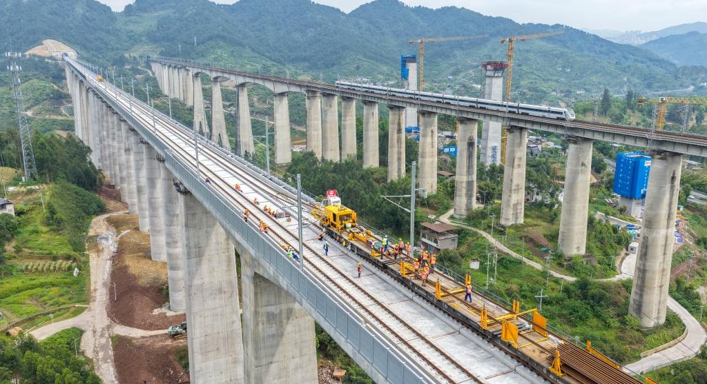 渝萬(wàn)高鐵全線鋪軌工程啟動(dòng)