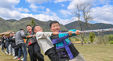 趣味拔河 樂(lè)享春假